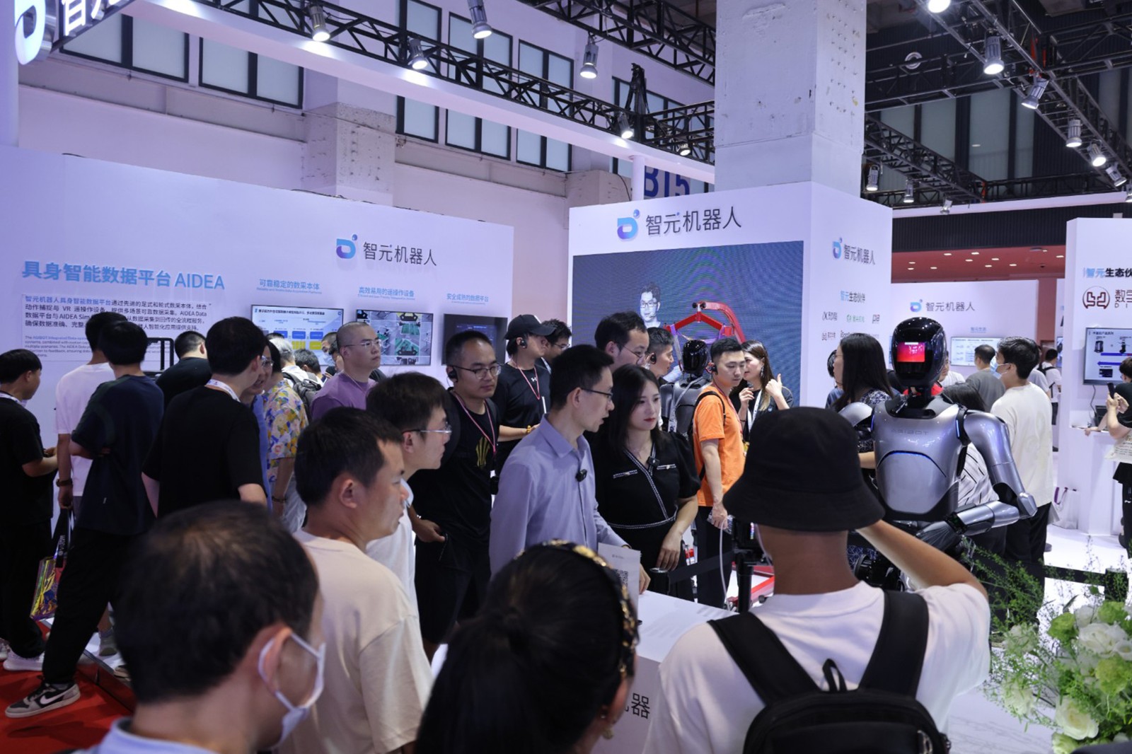 米兰网站机器人亮相世界机器人大会WRC