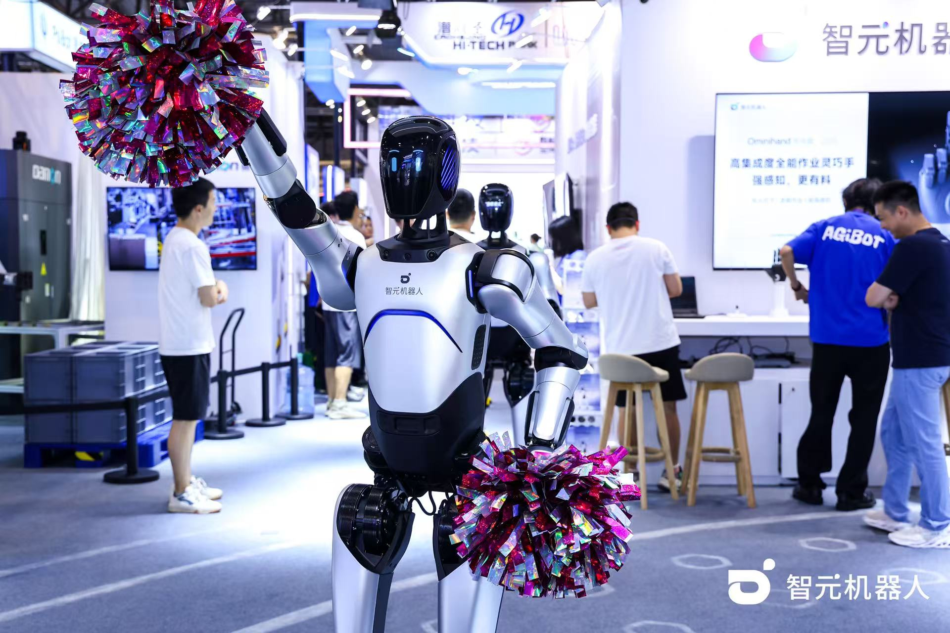 米兰网站机器人 WAIC 首日展台火爆，机器人家族集体打工忙不停